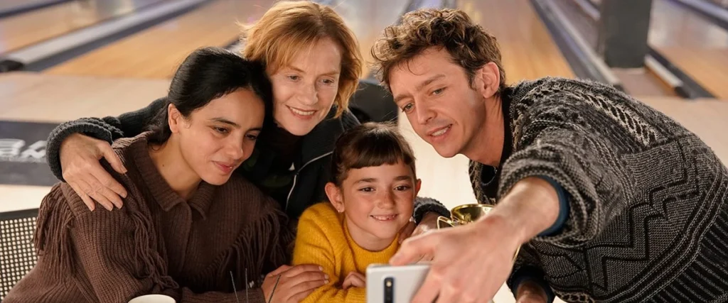 Isabelle Huppert, Hafsia Herzi e Nahuel Pérez Biscayart em cena de "As Pessoas ao Lado"- Divulgação Imovision