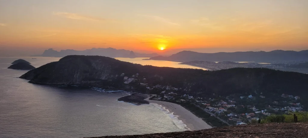 por do sol no Costão de Itacoatiara em Niterói - foto de Alvaro Tallarico