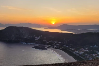 por do sol no Costão de Itacoatiara em Niterói - foto de Alvaro Tallarico