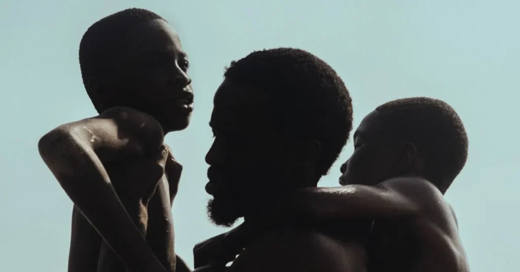 Sope Dirisu, Godwin Egbo e Chibuike Marvellous Egbo em cena de "A Sombra do Meu Pai"- Divulgação Filmes da Mostra