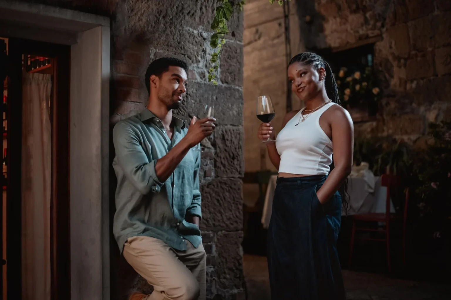 Halle Bailey, Regé-Jean Page em cena de "Eu & Você na Toscana" |Copyright Universal Studios