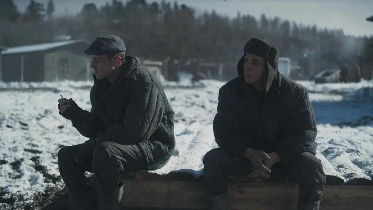 Miguel Herrán e Arón Piper em cena de "A Trégua"- Divulgação Synapse Distribution