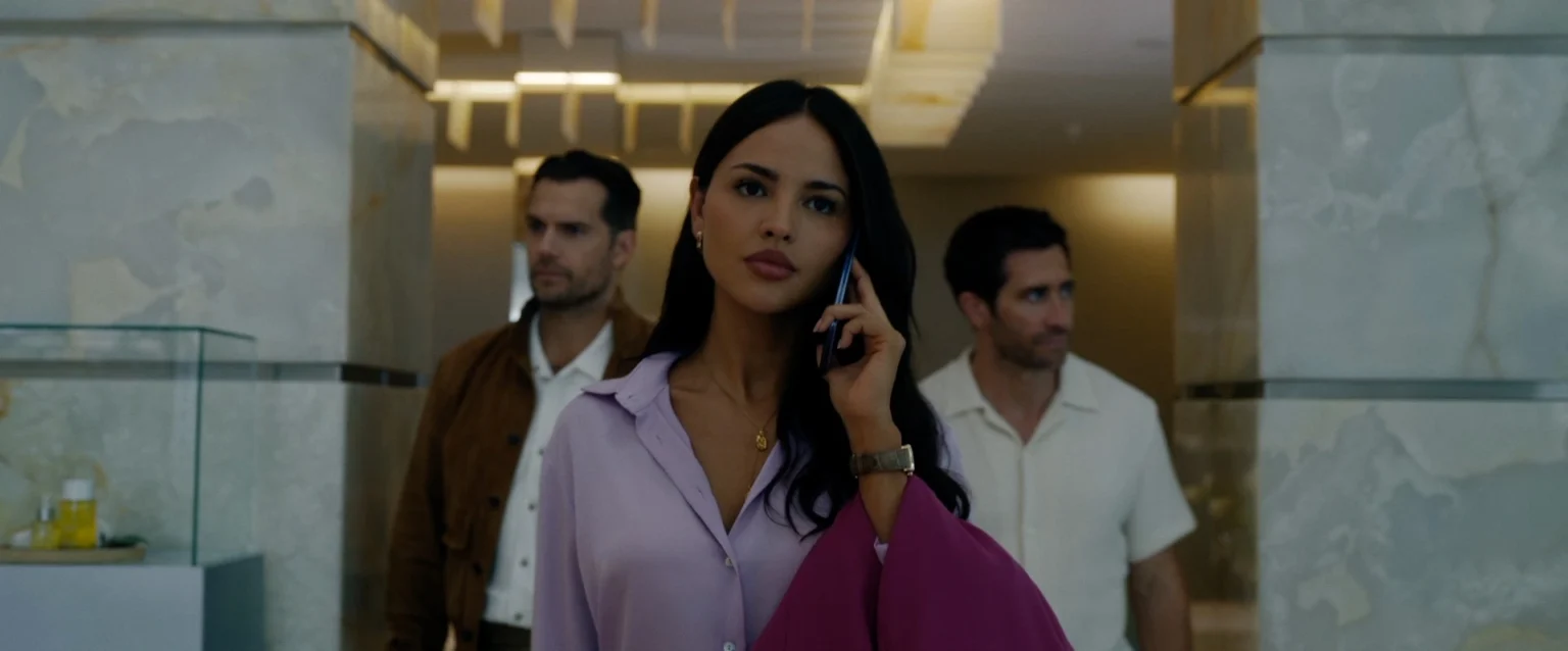 Eiza González, Jake Gyllenhaal e Henry Cavill em cena de "Na Zona Cinzenta"- Divulgação Diamond Pictures