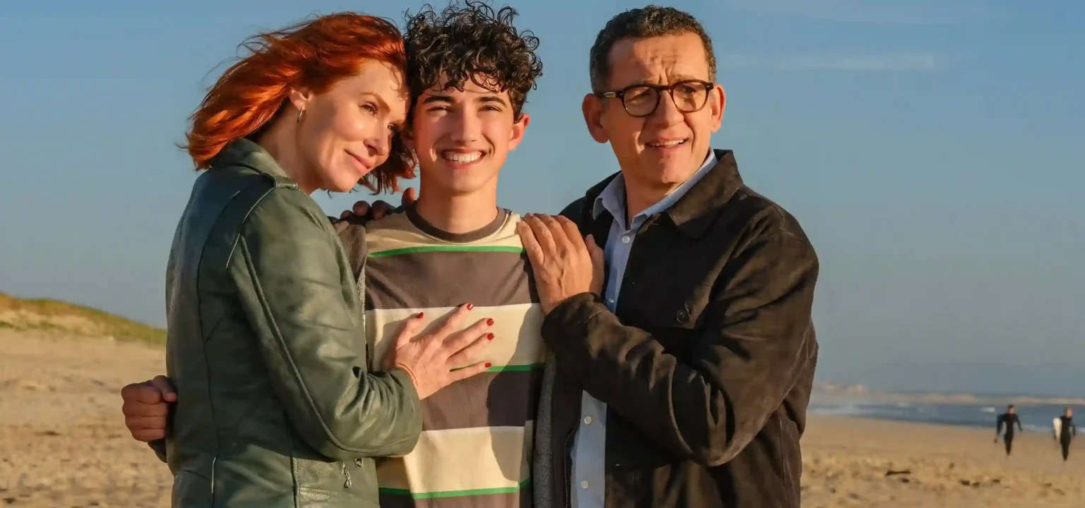 Audrey Fleurot, Dany Boon e Ewan Bourdelles em cena de "Olhe o Mar"- Divulgação Autoral Filmes
