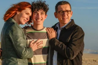 Audrey Fleurot, Dany Boon e Ewan Bourdelles em cena de "Olhe o Mar"- Divulgação Autoral Filmes