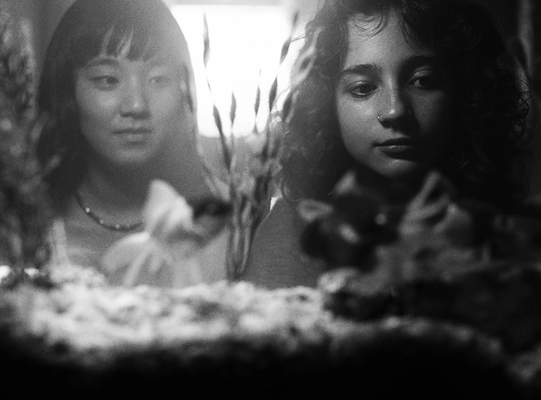 Bárbara Luz e Sharon Cho em cena de "Cinco da Tarde"- Divulgação 3 Tabela Filmes