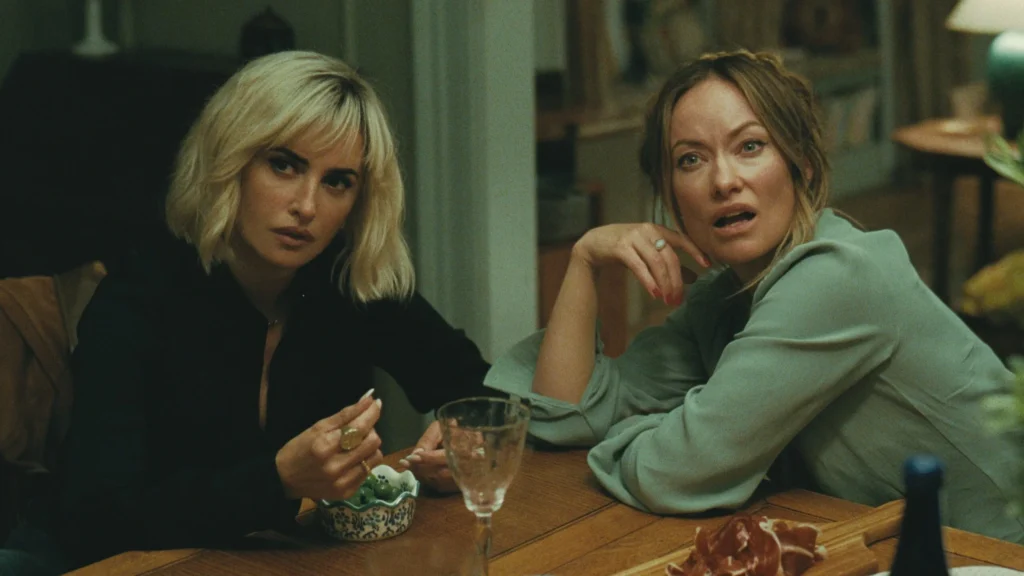 Penelope Cruz e Olivia Wilde em cena de "O Convite"- Divulgação O2 Play