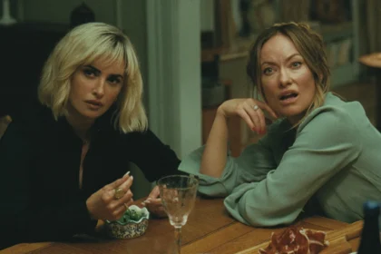 Penelope Cruz e Olivia Wilde em cena de "O Convite"- Divulgação O2 Play