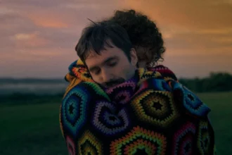 Lucas Drummond e Liev Carlos em cena de "Apenas Coisas Boas"- Divulgação GMFilms