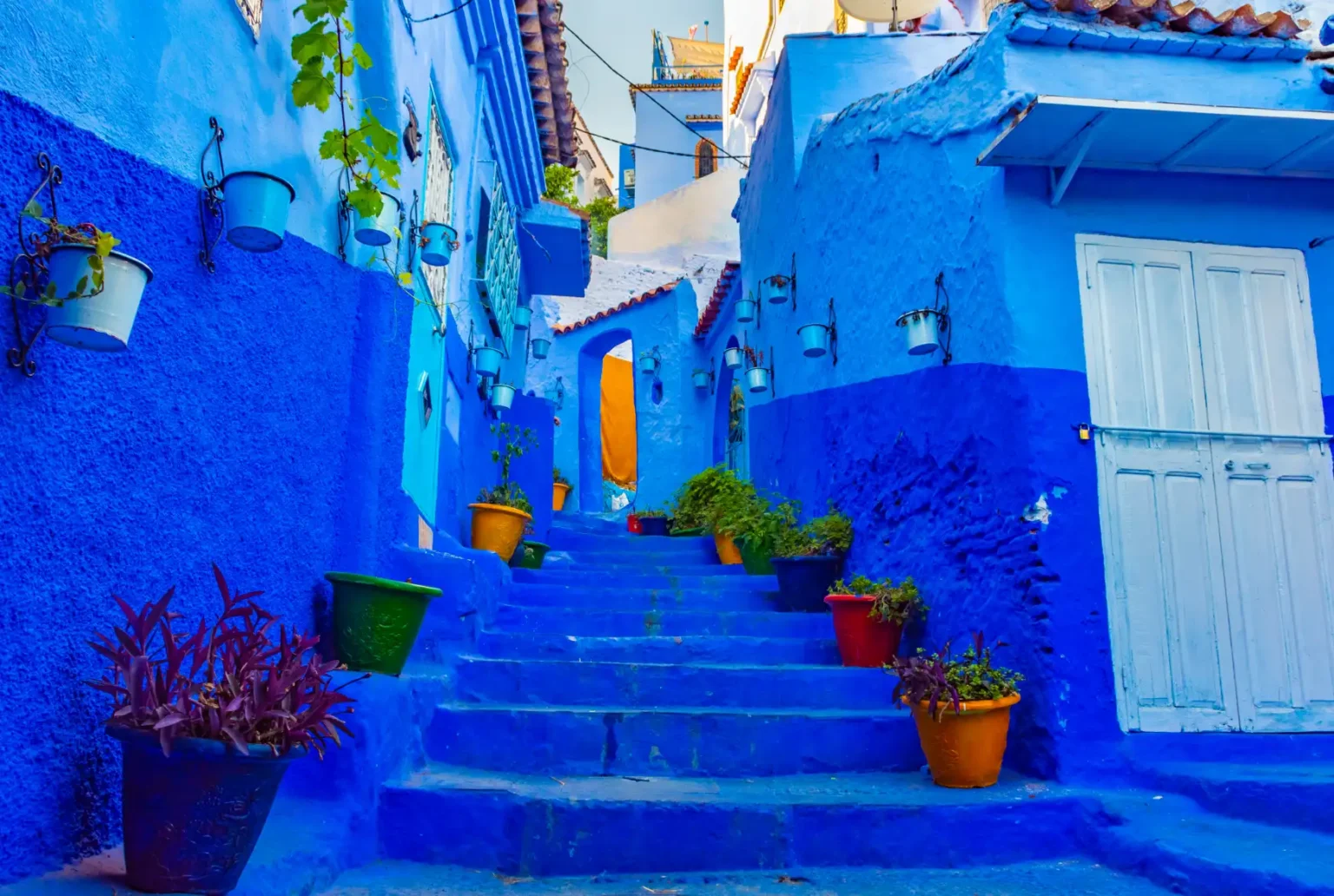 Escadas azuis de Chefchaouen, Marrocos. Créditos: Divulgação/Envato