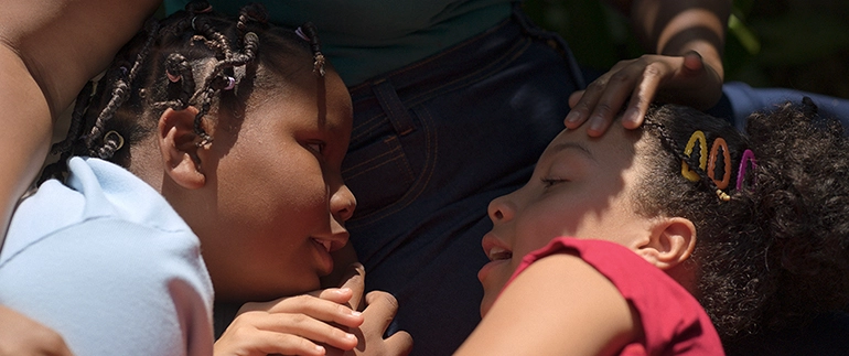 Vitória Rodrigues e Alice Feitosa em cena de "Criadas"- Divulgação Vitrine Filmes