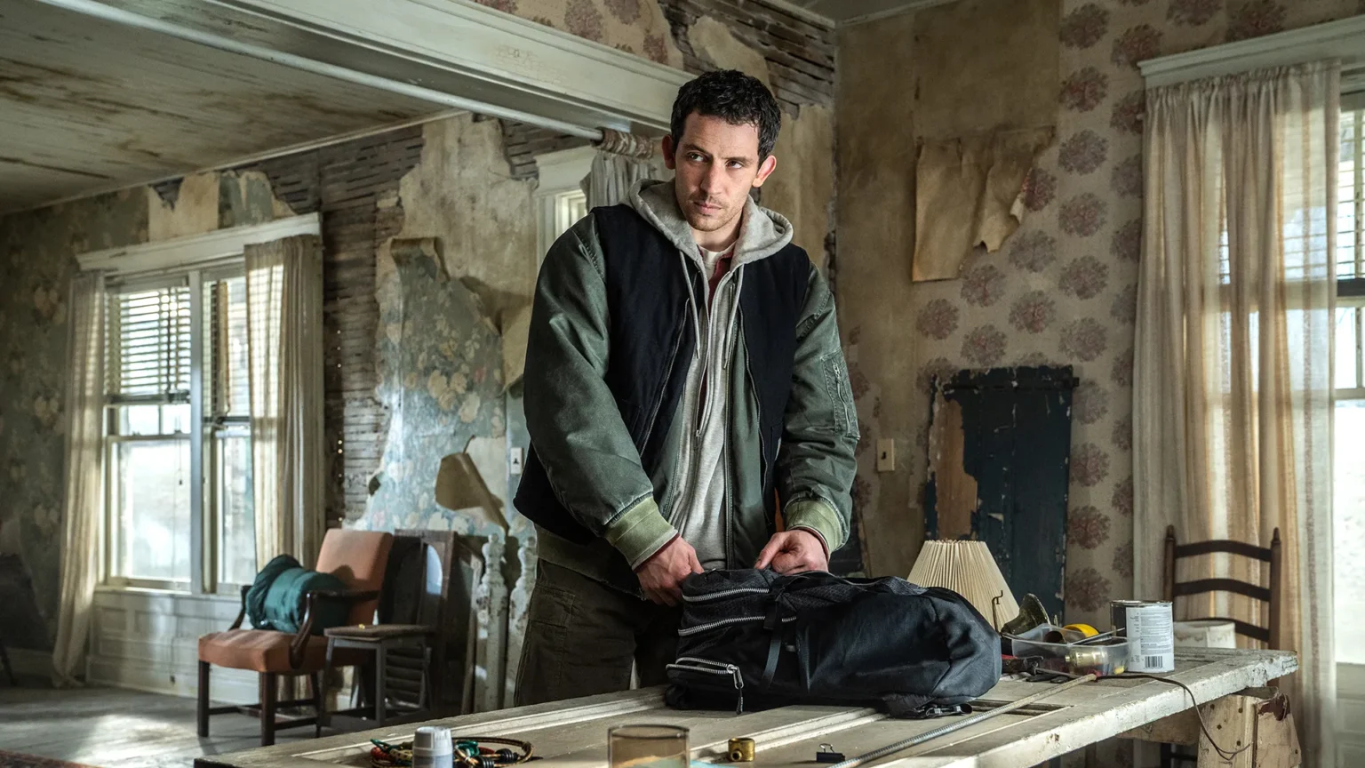 Josh O' Connor em cena de "Dia D"- Divulgação Universal Pictures