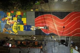 A Deezer, em parceria com a Centauro, promove um esquenta para a Copa nos dias 9 e 10 de junho na Mercado Livre Arena Pacaembu, com música, futebol e experiências interativas. O destaque fica para a programação musical e a energia do evento que celebra o clima da Copa.