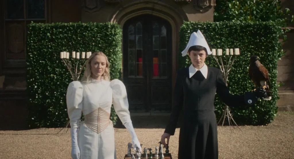 Maika Monroe e Emma Corin em cena de "100 noites de Desejo"- Divulgação Paris Filmes
