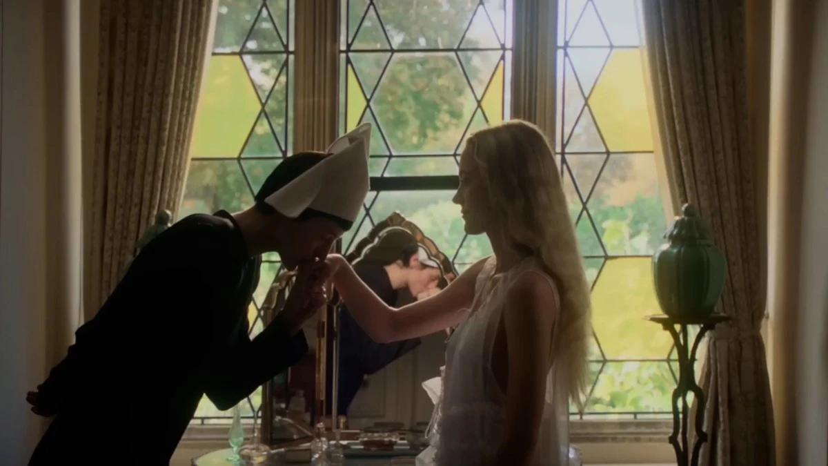 Maika Monroe e Emma Corin em cena de "100 noites de Desejo"- Divulgação Paris Filmes