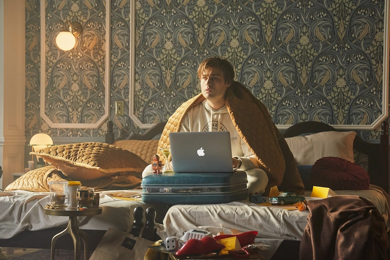 Douglas Booth em cena de "(Quase) o Amor da Minha Vida"- Divulgação Play Arte