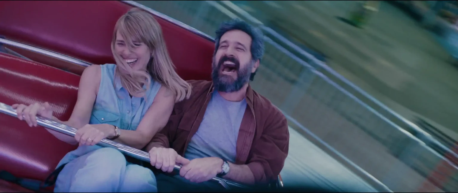Carolina Dieckmmann e Caco Ciocler em cena de 'Pequenas Criaturas'- Divulgação Filmes do Estação