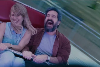 Carolina Dieckmmann e Caco Ciocler em cena de 'Pequenas Criaturas'- Divulgação Filmes do Estação