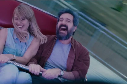 Carolina Dieckmmann e Caco Ciocler em cena de 'Pequenas Criaturas'- Divulgação Filmes do Estação