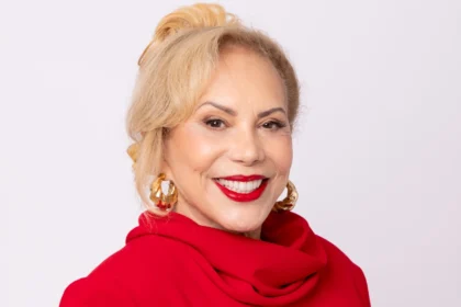 Arlete Salles estreia o primeiro monólogo de sua carreira com Mande Notícias do Mundo de Lá, em temporada no Teatro dos 4, na Gávea, abordando amizade, luto e envelhecimento.
