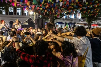 17/7 - SEXTA - Companhia de Mystérios promove o "Ditirambo de São João Xangô Menino, São Pedro e Santo Antônio" na Praça da Harmonia