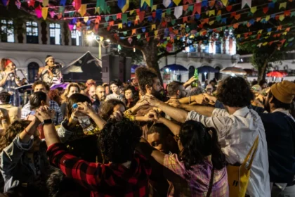 17/7 - SEXTA - Companhia de Mystérios promove o "Ditirambo de São João Xangô Menino, São Pedro e Santo Antônio" na Praça da Harmonia