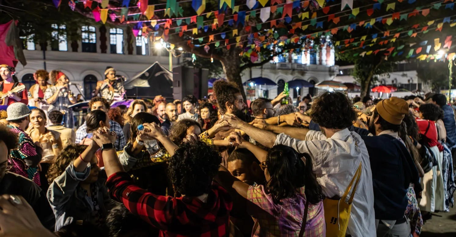 17/7 - SEXTA - Companhia de Mystérios promove o "Ditirambo de São João Xangô Menino, São Pedro e Santo Antônio" na Praça da Harmonia
