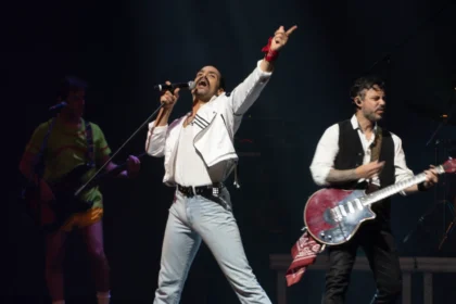 O espetáculo Queen Legend + Elvis Balbo faz apresentação única no Teatro Riachuelo Rio com os maiores clássicos do Queen e uma homenagem emocionante ao legado de Freddie Mercury.