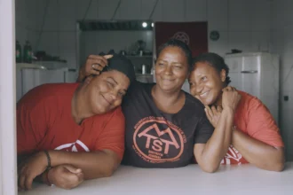 Cena de "Não Existe Almoço Grátis"- Divulgação Descoloniza Filmes