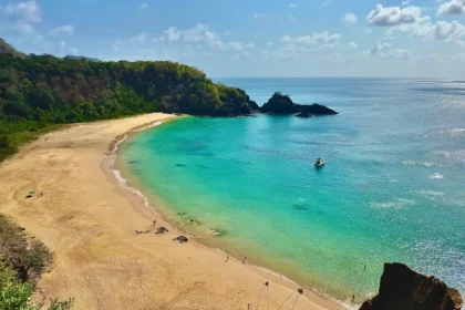 Baía do Sancho entra entre as praias mais bonitas do planeta e evidencia a força do turismo brasileiro