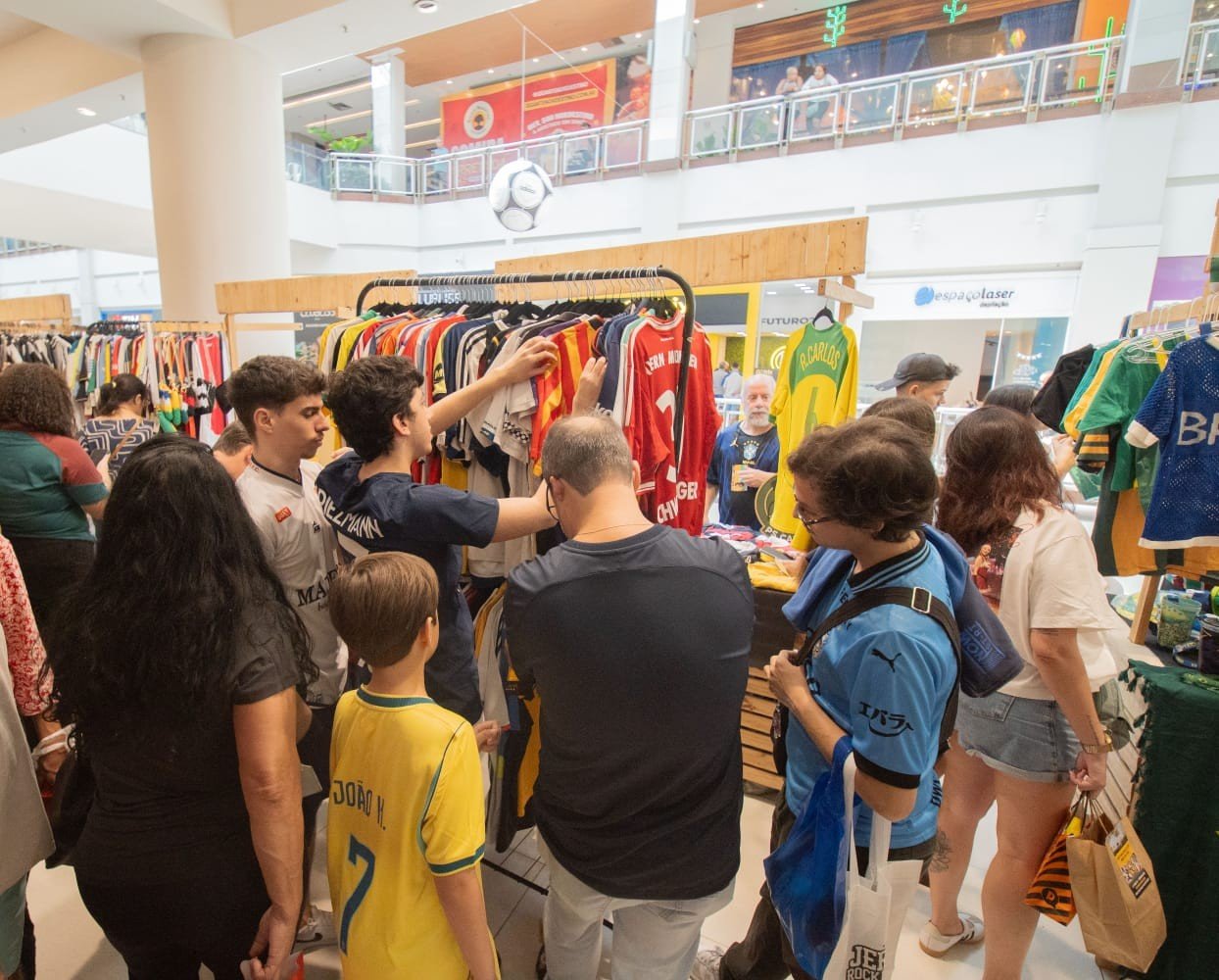 Feira de futebol com ídolos e camisas raras acontece de graça no Rio neste feriado