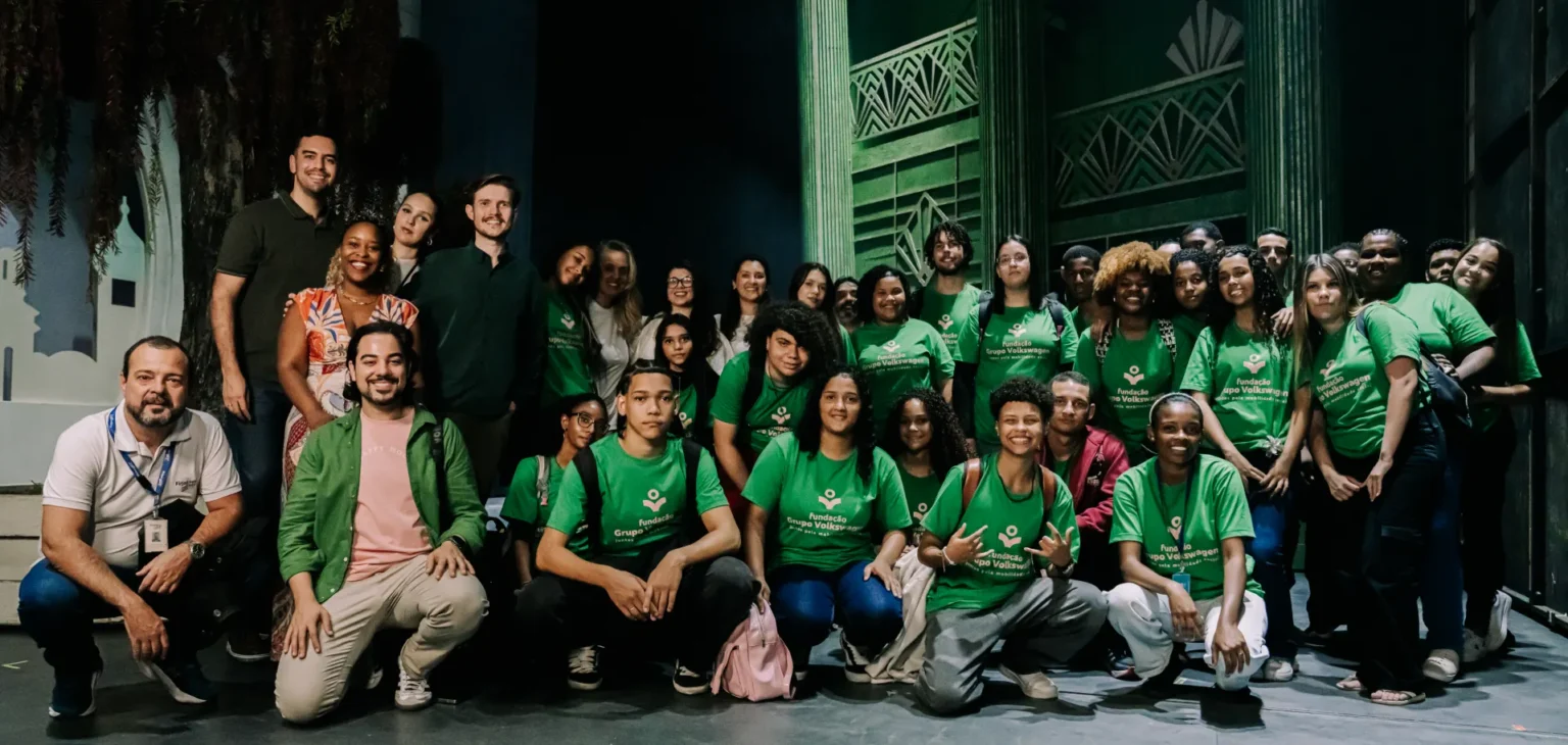 Wicked leva jovens de Resende aos bastidores do teatro musical em ação da Fundação Grupo Volkswagen
