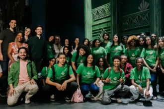 Wicked leva jovens de Resende aos bastidores do teatro musical em ação da Fundação Grupo Volkswagen