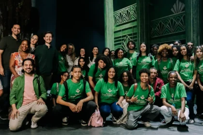 Wicked leva jovens de Resende aos bastidores do teatro musical em ação da Fundação Grupo Volkswagen