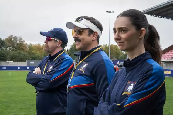 Jason Sudeikis, Brendan Hunt e Tanya Reynolds em cena de "Ted Lasso"- Divulgação Apple+