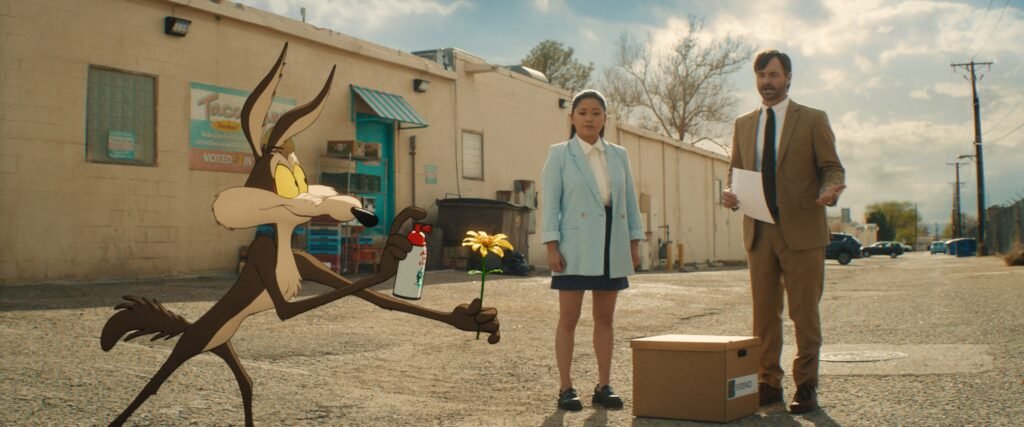 Lana Condor e Will Forte em cena de "Coyote vs. Acme"- Divulgação Paris Filmes