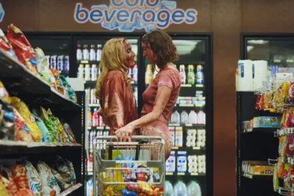 Hannah Einbinder e Gillian Anderson em cena de "Acampamento Miasma - Adolescência, Sexo e Morte"- Divulgação Retrato Filmes