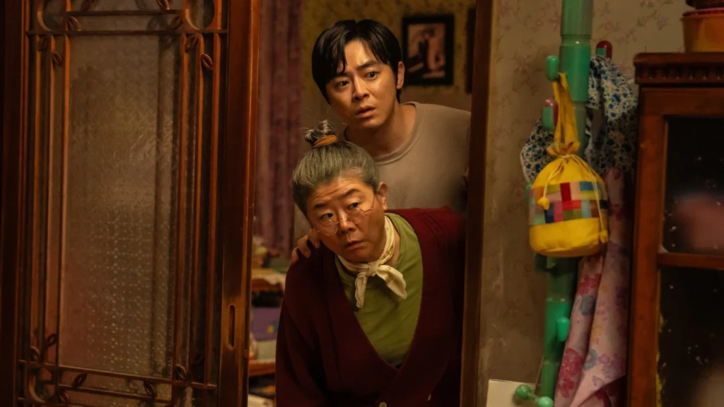 Lee Jung-eun e Jo Jung-suk em cena de "Minha FIlha é um Zumbi'- Divulgação O2 Play