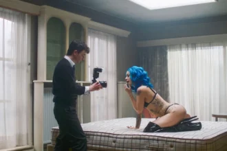 Alessa Savage e Caolán O'Gorman em cena de "Literalmente Nu"- Divulgação