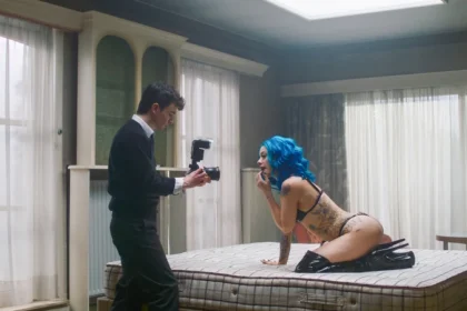 Alessa Savage e Caolán O'Gorman em cena de "Literalmente Nu"- Divulgação