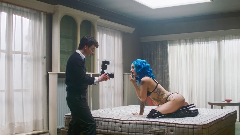 Alessa Savage e Caolán O'Gorman em cena de "Literalmente Nu"- Divulgação
