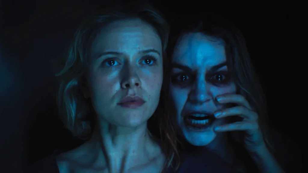 Amelia Eve e Laura Gordon em cena de "Sobrenatural: Agora Entre Nós"- Divulgação Sony Pictures