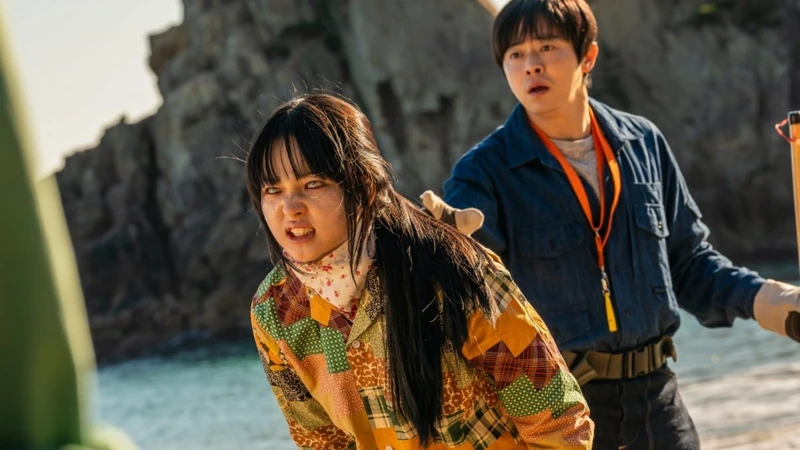 Choi Yoo-ri e Jo Jung-suk em cena de "Minha FIlha é um Zumbi'- Divulgação O2 Play