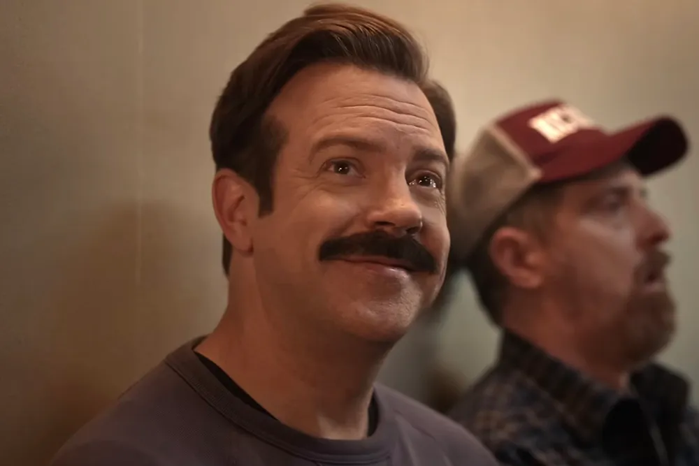 Jason Sudeikis, Brendan Hunt em cena de "Ted Lasso"- Divulgação Apple TV