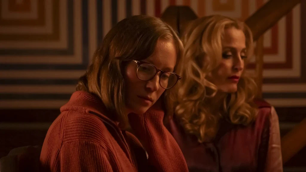 Hannah Einbinder e Gillian Anderson em cena de "Acampamento Miasma - Adolescência, Sexo e Morte"- Divulgação Retrato Filmes
