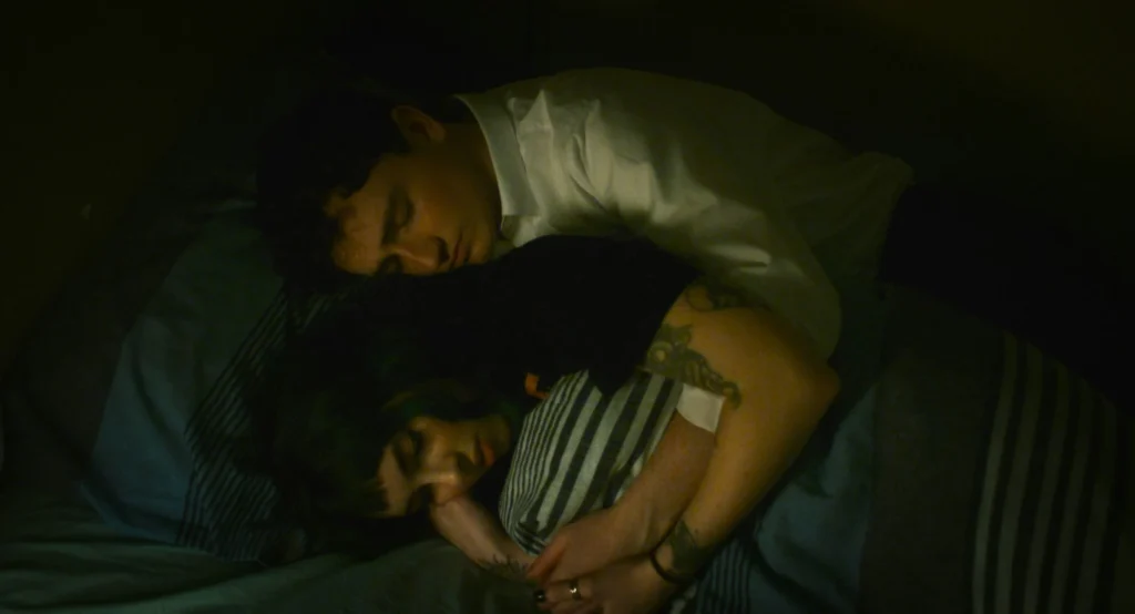 Caolán O'Gorman e Safiya Benaddi em cena de "Literalmente Nu"- Divulgação