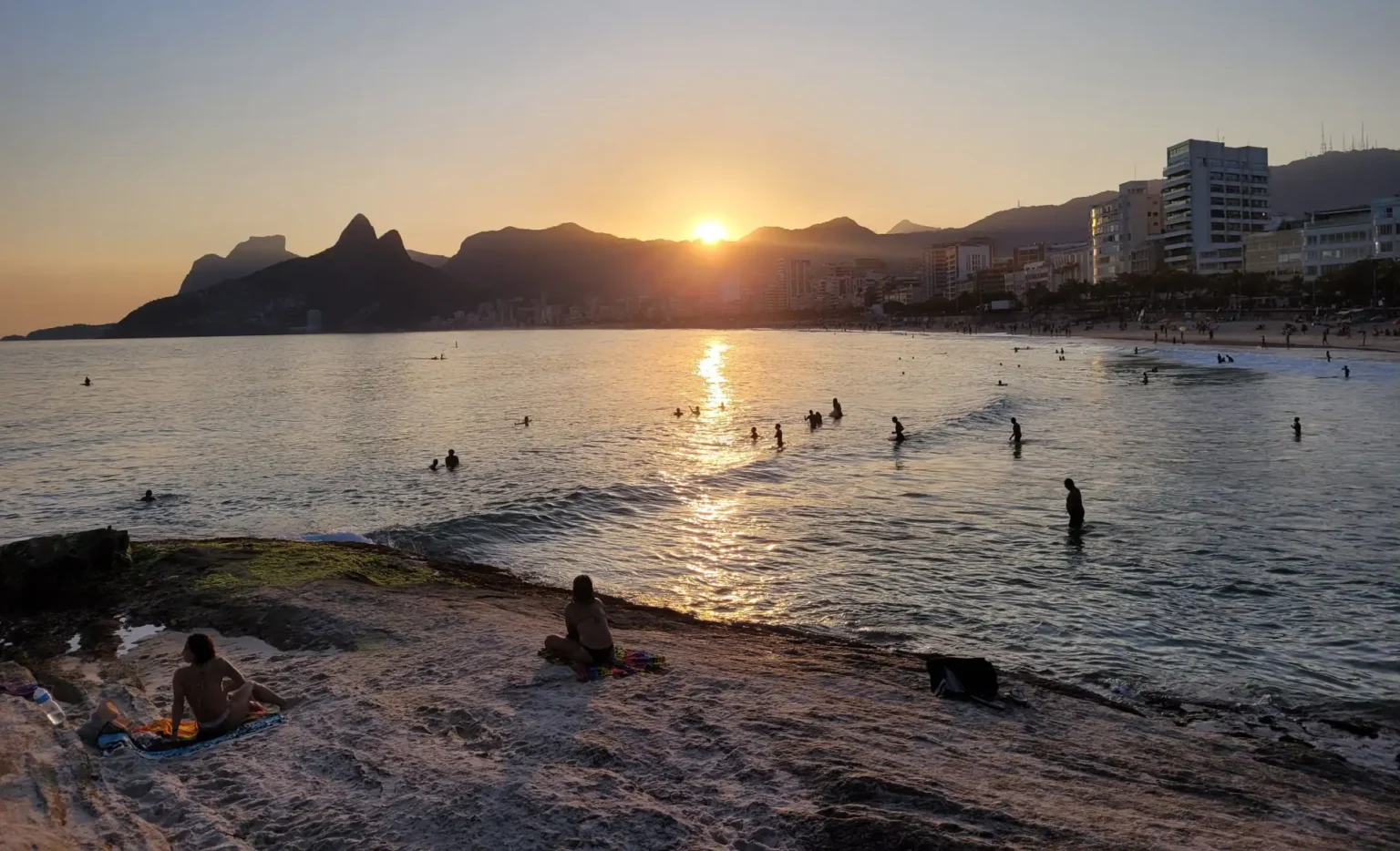 arpoador praia copacabana rio de janeiro em foto de Alvaro Tallarico