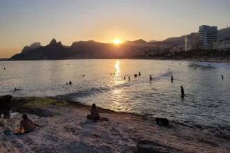 arpoador praia copacabana rio de janeiro em foto de Alvaro Tallarico
