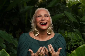 Fafá de Belém celebra 50 anos de carreira com show gratuito nos Arcos da Lapa em 18 de setembro, na abertura do Festival Amir Haddad.