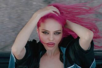Quem é ADÉLA? Cantora que saiu do reality do KATSEYE cresce 88% na Deezer e aposta em novo álbum